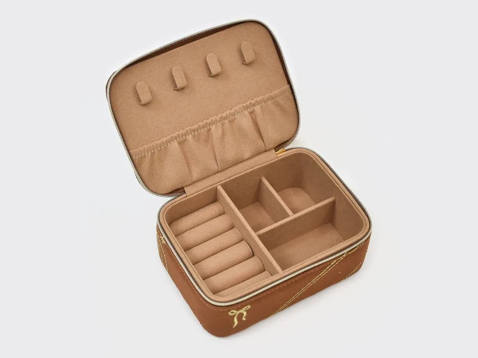 Joyero bordado A21-25114 abierto, con rollos para anillos, bandeja dividida y pestañas para pendientes en la tapa