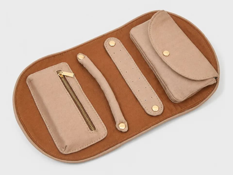 Organizador de viaje con solapa A21-25402 desplegado, con bolsillo de cremallera, bolsa con solapa de broche, rodillo para anillos y tira para pendientes