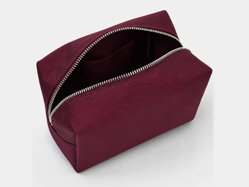 Neceser de nailon burdeos ZH-24573 abierto, con amplia abertura de cremallera e interior forrado