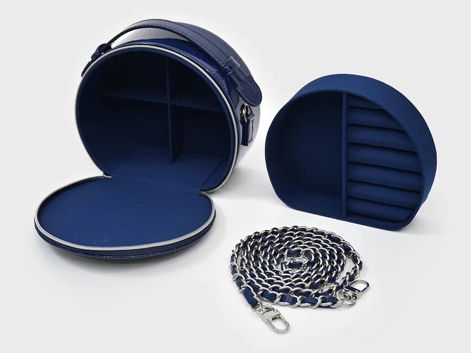 Bolso bandolera redondo ZH-26071 abierto, con interior dividido, inserto para anillos y cadena desmontable